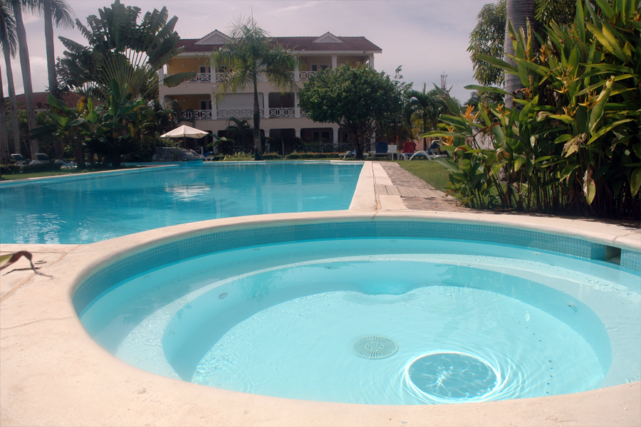 Jardín y Piscina